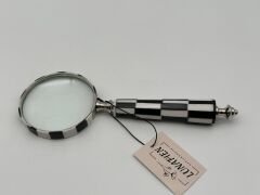 Siyah Beyaz Kareli Büyüteç