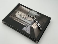 Siyah Beyaz Kareli Büyüteç